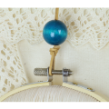 drewniana niebieska kulka przy łapaczu snów