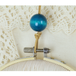drewniana niebieska kulka przy łapaczu snów