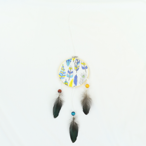 łapacz snów w piórka z drewnianymi kulkami i piórami