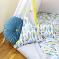 zestaw poduszek w stylistyce piór do namiotu tipi
