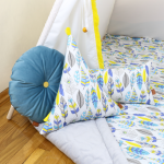 zestaw poduszek w stylistyce piór do namiotu tipi