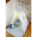tipi dla dzieci z poduszkami, matą, girlandą i wiszącym łapaczem snów