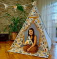 dziewczynka w tipi w motywie zwierzęcym z poduszką na macie
