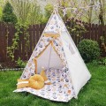 tipi z matą i poduszkami w motywie zwierzęcym w ogrodzie