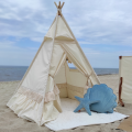 poduszka muszla z rozgwiazdą w namiocie tipi nad morzem