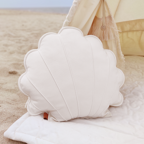 poduszka muszla kremowa na plaży