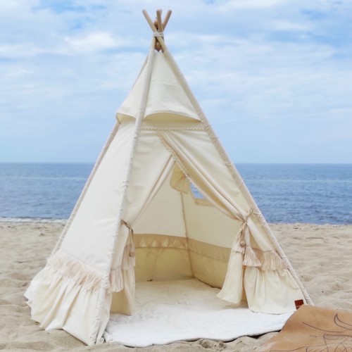 namiot tipi boho z falbaną i matą