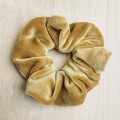 gumka scrunchie do włosów w kolorze złotego miodu