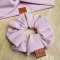 gumka scrunchie do włosów z dzianiny w pudrowym różu