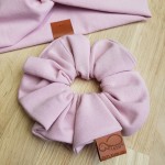 gumka scrunchie do włosów z dzianiny w pudrowym różu