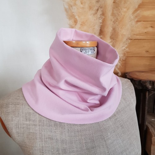 komin damski na szyję pudrowy róż z dzianiny