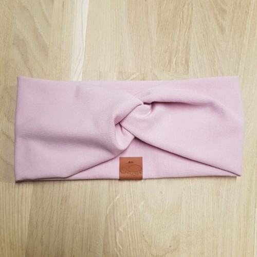 opaska na uszy, głowę w kolorze pudrowego różu z dzianiny