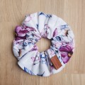 gumka scrunchie do włosów z kwiatami very peri