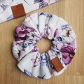 gumka ozdobna scrunchie do włosów z kwiatami very peri