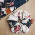 gumka do włosów scrunchie z printem w kwiaty vintage navy blue