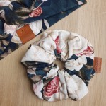 gumka do włosów scrunchie z printem w kwiaty vintage navy blue