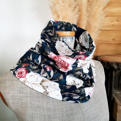 komin na szyję z nadrukiem w stylu vintage z kwiatami na tle navy blue