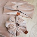opaska na głowę do kompletu z gumką scrunchie i kominem welur beżowy