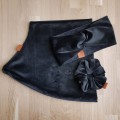 komin na szyję w zestawie z opaską na głowę i gumką scrunchie do włosów w czarnym kolorze