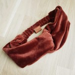 Opaska przeplatana z gumką na głowę welur ceglasty
