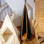 Kokon huśtawka czarna z miodowymi pomponami 