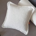 biale-boucle-dekoracyjna-poduszka.jpg