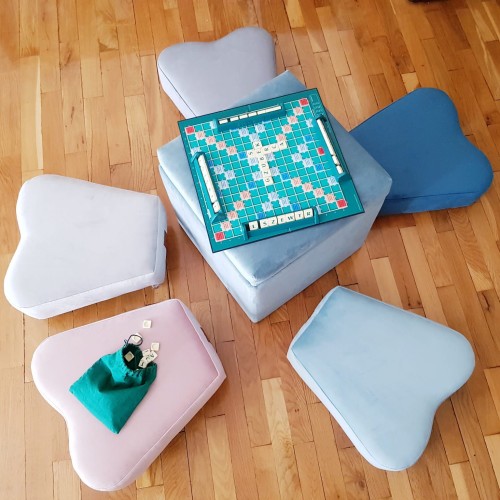 stołki tapicerowane serca i skrzynia tapicerowana welur