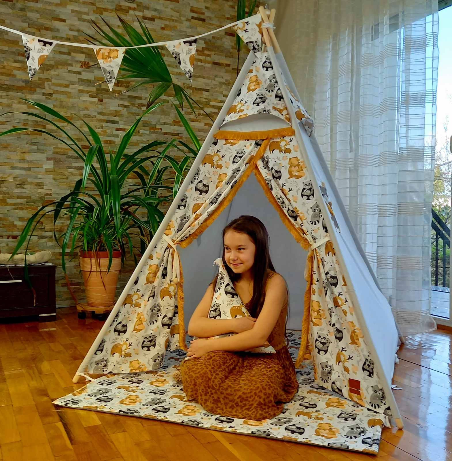 dziewczynka w tipi dla dzieci w zwierzątka leśne