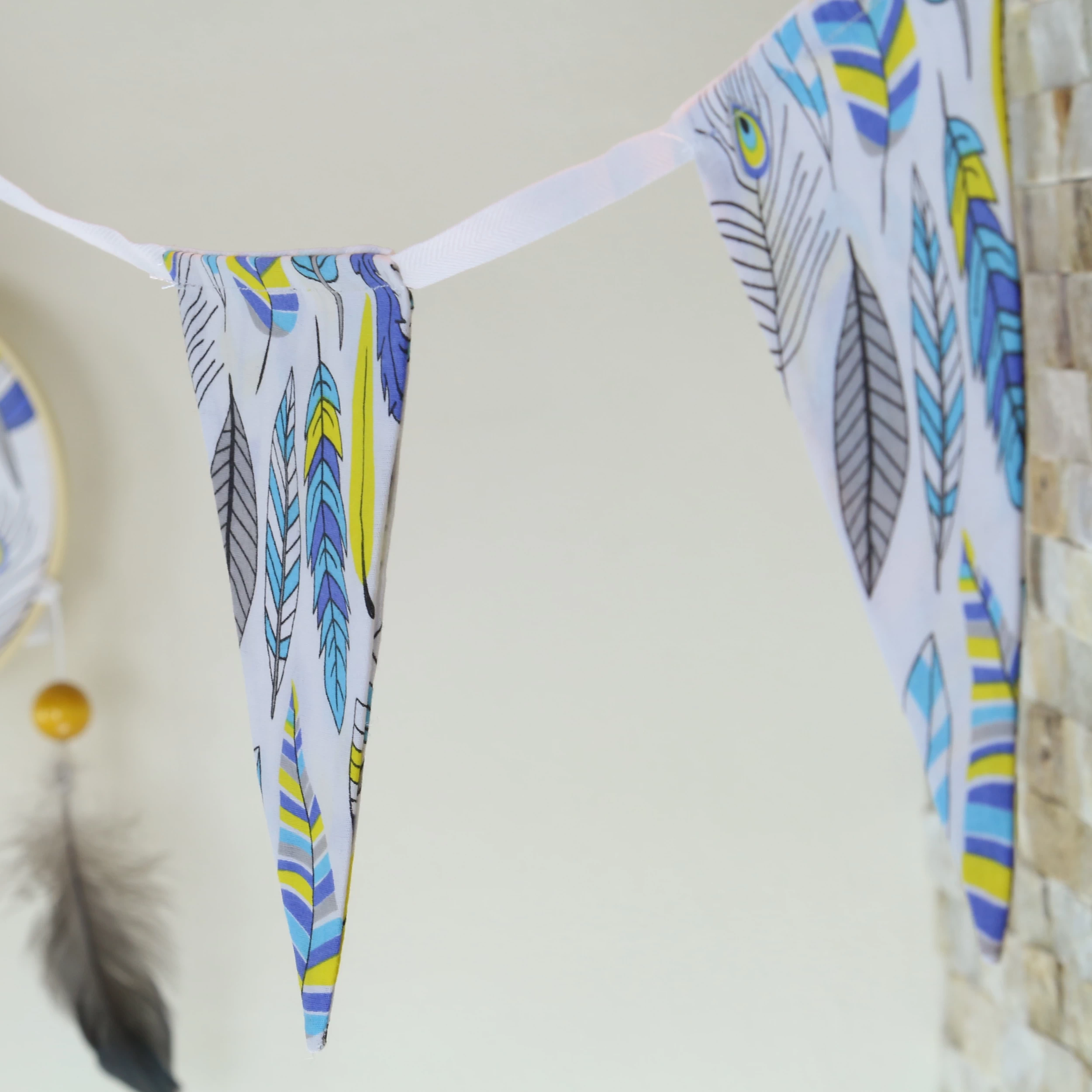 girlanda piórka dla dzieci w pokoju 