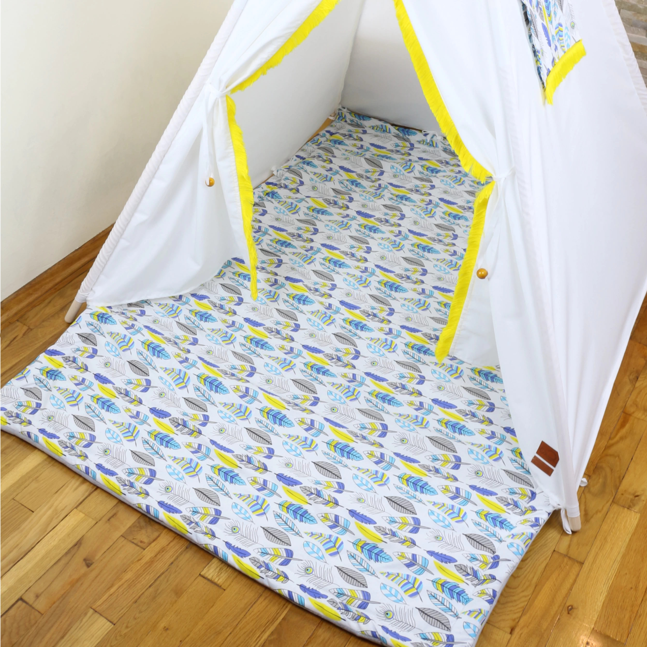 mata dwustronna strona z piórami