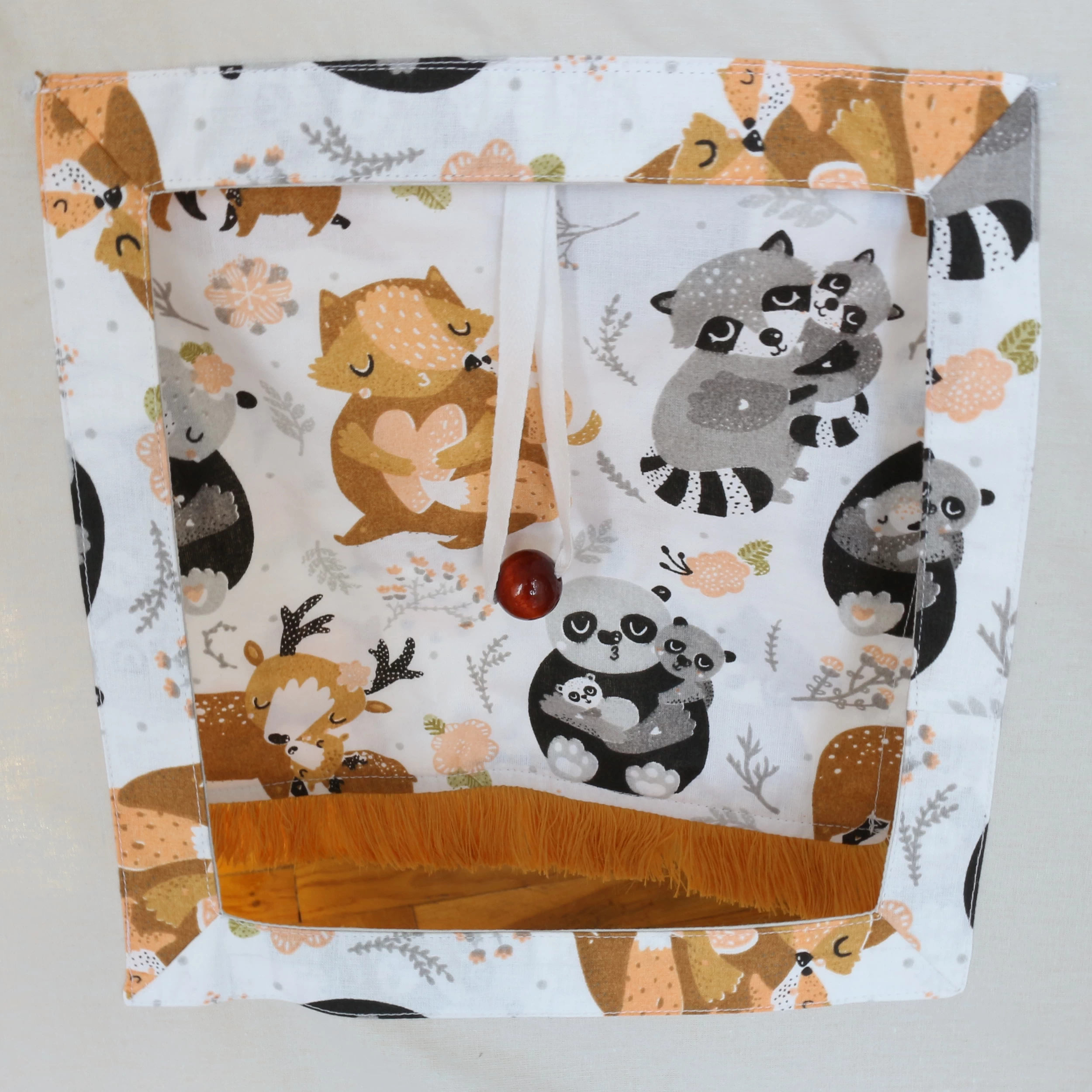 okienko z zasłonką w zwierzątka rodzic z dzieckiem