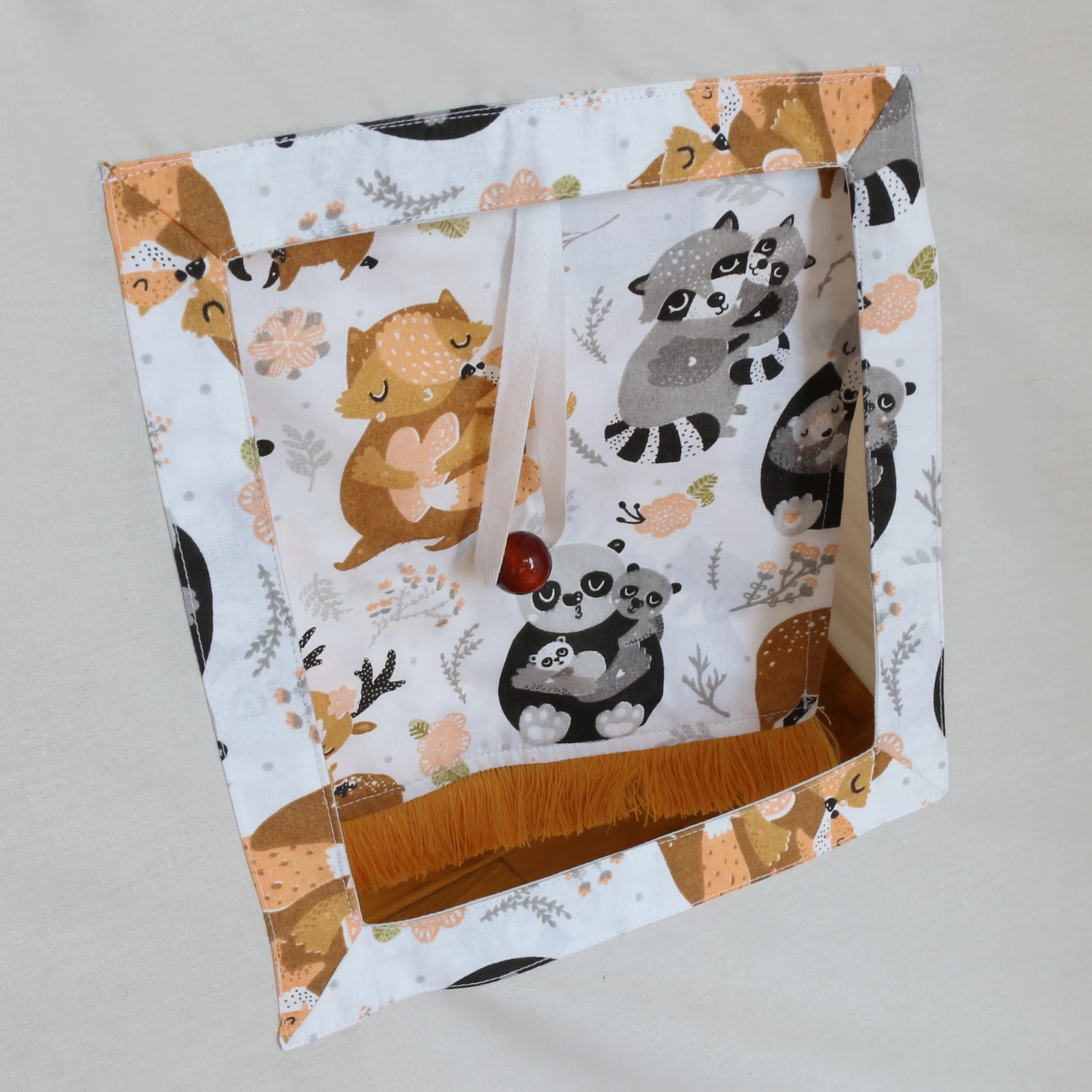 zamknięte okno w namiocie tipi dla dzieci w zwierzątka